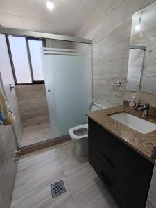 Ένα μπάνιο στο Flamante Apartamento, Cálido e Iluminado con una Vista Panorámica +14 φωτογραφίες