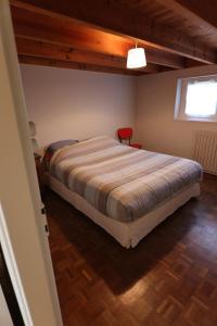 a bedroom with a large bed in a room at Studio privatif GR34 & mer au bout du jardin in Lanildut