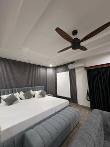 Ένα ή περισσότερα κρεβάτια σε δωμάτιο στο Zee Suites +60 φωτογραφίες