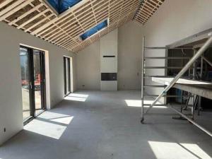 een grote lege ruimte met een ladder in een gebouw bij HS001-Henne-Enebaervej-6 in Henne Strand +3 foto's