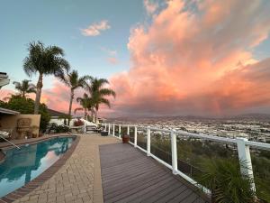 una casa con piscina y palmeras en San Diego Paradise - Scenic Views, Pool and Spa, en El Cajon