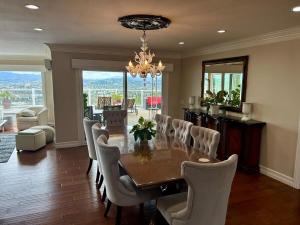 Un comedor con mesa y sillas en San Diego Paradise - Scenic Views, Pool and Spa, en El Cajon