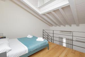 Un dormitorio blanco con una cama y un tragaluz. en BG Center, en Bérgamo 2 fotos más