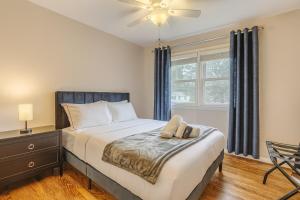 Ένα ή περισσότερα κρεβάτια σε δωμάτιο στο Stylish Forest Retreat Minutes from DC - Gary