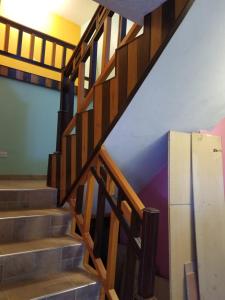 莱斯凯斯Bernard Guess house的木栏杆房子的楼梯