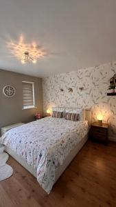 Un dormitorio con una cama y una pared con peces. en Cozy Apartment, en Londres