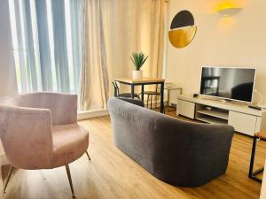 カンタベリーにあるLovely Studio at Canterbury City Centreのソファとテレビのあるリビングルーム