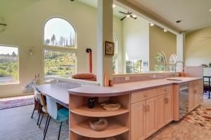 cocina con encimera grande y ventana grande en Prime McKenzie River Gem Sunroom and Views!, en Vida 34 fotos más