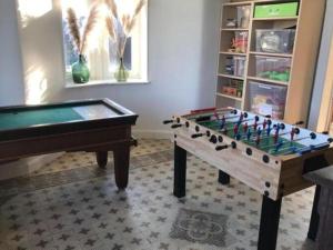 Petit HanにあるMa Dame Jeanneのテーブルサッカーとビリヤード台付きの部屋