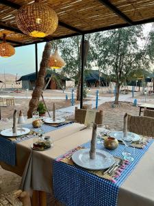 梅尔祖卡Amadjar Nomadic Tents的海滩上一张带食物盘的桌子