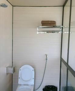 a small bathroom with a toilet with a shower at Mẩy Lơ Homestay in Sa Pa