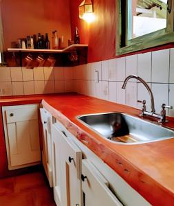 una cucina con un lavello e un piano di lavoro di Mi Casa Tu Casa D , apto mascotas a Lago Puelo