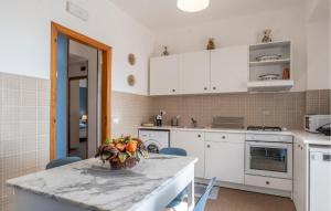 eine Küche mit einer Schale Obst auf der Theke in der Unterkunft Amazing Apartment In Pozzallo With Wifi in Pozzallo