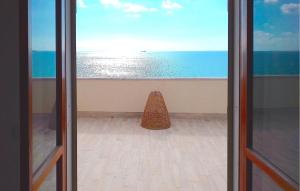 eine offene Tür mit Meerblick in der Unterkunft Amazing Apartment In Pozzallo With Wifi in Pozzallo