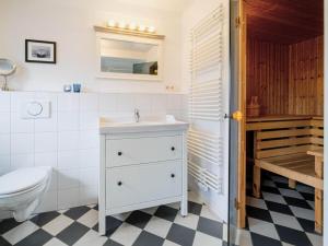 SteinbergkircheにあるFarmhouse on the Mühlendammの洗面台とトイレ付きのバスルーム +27枚の写真