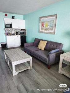 uma sala de estar com um sofá roxo e uma mesa em Landmark resort em Myrtle Beach