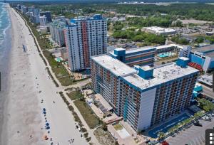 uma vista aérea de um hotel e da praia em Landmark resort em Myrtle Beach