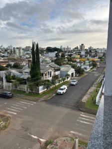 una calle de la ciudad con coches aparcados en un estacionamiento en Ed Louise Apts de 2 quartos, en Chapecó