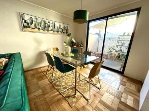 a dining room with a glass table and chairs at Habitación en casa compartida-Sector Los Dominicos in Santiago