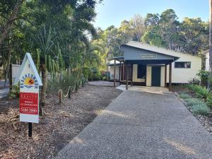 ein Gebäude mit einem Schild davor in der Unterkunft Beachcomber - Rainbow Shores in Rainbow Beach