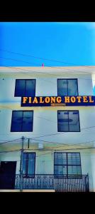 un panneau d'hôtel d'avion sur le côté d'un bâtiment dans l'établissement Fialong Hotel, à Skardu