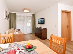 Televízia a/alebo spoločenská miestnosť v ubytovaní Hotel Neuwirt