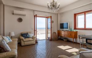 ein Wohnzimmer mit Sofa und Fernseher in der Unterkunft Amazing Apartment In Pozzallo With Wifi in Pozzallo