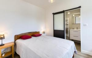 Ένα ή περισσότερα κρεβάτια σε δωμάτιο στο 1 Bedroom Nice Home In Saint-Pierre-D'oléron
