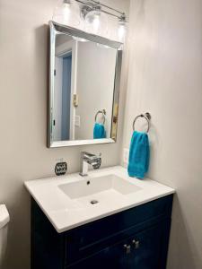 un bagno con un lavandino bianco e uno specchio di Contemporary Ski Condo a Bakersville