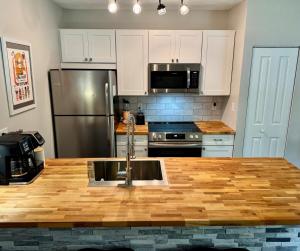 una cucina con lavello e frigorifero in acciaio inox di Contemporary Ski Condo a Bakersville