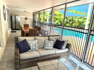 レインボー・ビーチにある29 Satinwood Drive - Rainbow Shores. Pets. Pool. Wifiのリビングルーム(ソファ付)、バルコニー