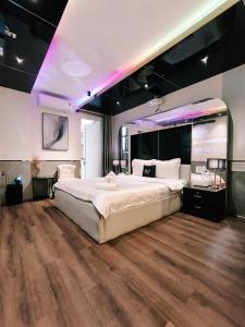 Ένα ή περισσότερα κρεβάτια σε δωμάτιο στο M&H Hotel