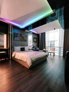 Ένα ή περισσότερα κρεβάτια σε δωμάτιο στο M&H Hotel