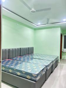 Postel nebo postele na pokoji v ubytování Guru Nest Coliving PG