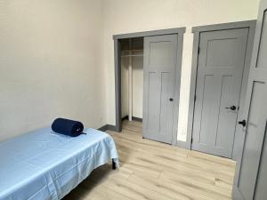 una stanza vuota con un letto e due porte di Private Rooms near Downtown Denver and Lake Room 3 a Lakewood