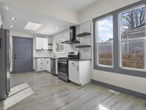 una cucina con elettrodomestici bianchi e una grande finestra di Private Rooms near Downtown Denver and Lake Room 3 a Lakewood Altre 7 foto