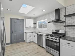 una cucina con elettrodomestici in acciaio inossidabile e una finestra di Private Rooms near Downtown Denver and Lake Room 3 a Lakewood