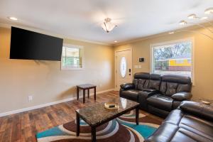 Μια τηλεόραση ή/και κέντρο ψυχαγωγίας στο Comfortable 3BR Retreat Near Downtown Birmingham