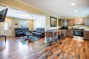 Η κουζίνα ή μικρή κουζίνα στο Comfortable 3BR Retreat Near Downtown Birmingham