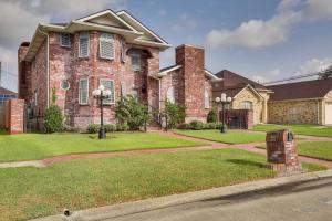 Taman di luar Peaceful 4BR Home - Yard, Family Comforts