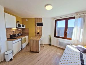 un petit appartement avec un comptoir et une table dans l'établissement Studio 2 pers au pied des pistes - Ski et rando - FR-1-393-185, à Chaillol