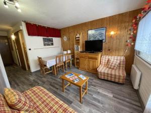 a living room with a couch and a table at Studio 4 personnes avec balcon, proche pistes, animaux acceptés - FR-1-572-312 in Les Carroz d'Araches