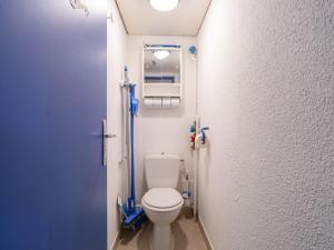 un piccolo bagno con un WC in una stanza di Studio 6 pers. au Corbier, accès rapide aux pistes - FR-1-267-318 a Villarembert