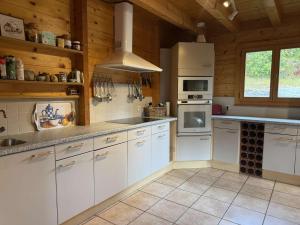 Kuchyň nebo kuchyňský kout v ubytování Chalet typique 5 chambres pour 10 personnes avec Wi-Fi et terrasse - FR-1-572-303 + 9 fotografií
