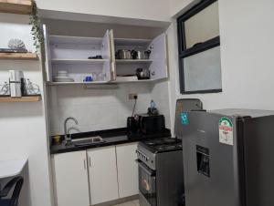 Η κουζίνα ή μικρή κουζίνα στο Kileleshwa superior studio by bliss haven