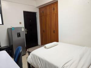 Ένα ή περισσότερα κρεβάτια σε δωμάτιο στο Kileleshwa superior studio by bliss haven