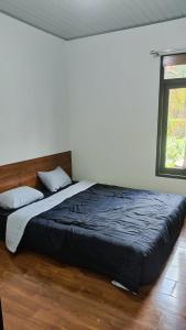 Ένα ή περισσότερα κρεβάτια σε δωμάτιο στο Mustika Dieng Homestay Fullhouse