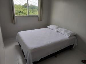 a small bed in a room with a window at Apartamento novo em condomínio in Ananindeua +18 photos