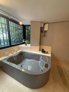 Estación El SaltoApartamento de lujo Poblado的带窗户的房间里有一个大浴缸