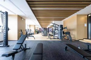 ein Fitnessstudio mit Laufbändern und Geräten in einem Raum in der Unterkunft 太子幸福广场 in Phnom Penh